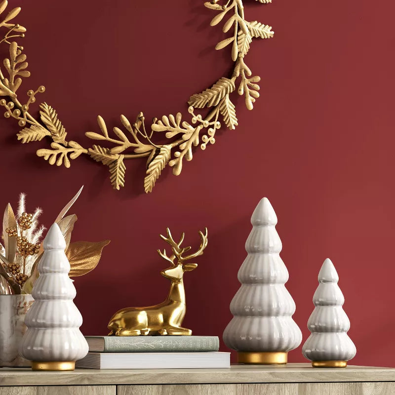 Petit sapin de Noël décoratif en céramique avec bord ondulé de couleur ivoirePetit sapin de Noël décoratif en céramique avec bord ondulé de couleur ivoire