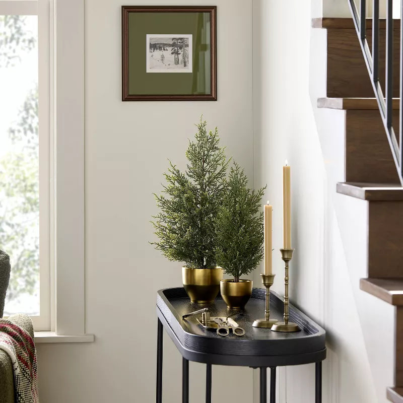 Faux cyprès dans un pot en cuivre - Foyer et main avec magnolia